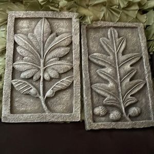 Set of two Hermitage resin floral wall hangings